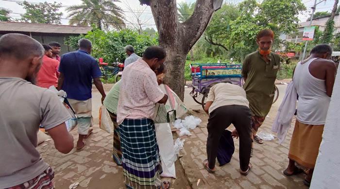 রাণীনগরে টিসিবির চাল বাহিরে বিক্রি করছে সুবিধাভোগীরা 