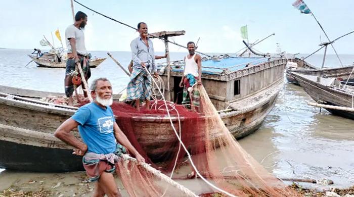 মধ্যরাতে উঠছে নিষেধাজ্ঞা, ইলিশ ধরার অপেক্ষায় জেলেরা