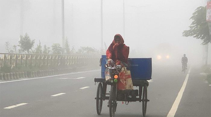 কুয়াশার চাদরে মোড়ানো রাজশাহী, শীতের প্রথম আভাস
