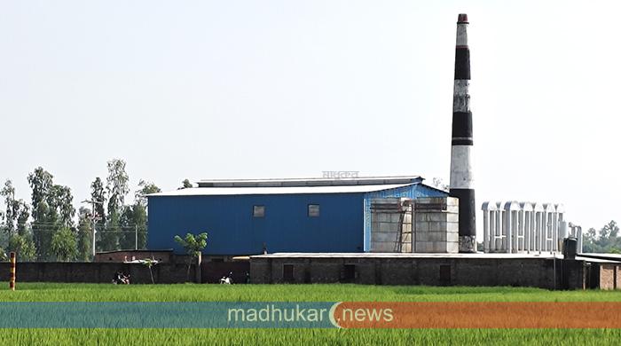 সাদুল্লাপুরে ব্যাটারি পুড়িয়ে সিসা তৈরির অবৈধ কারখানা বন্ধ করে দিয়েছে প্রশাসন