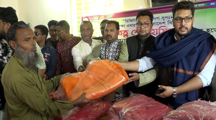 নওগাঁয় ছাত্রলীগের শীতবস্ত্র বিতরণ