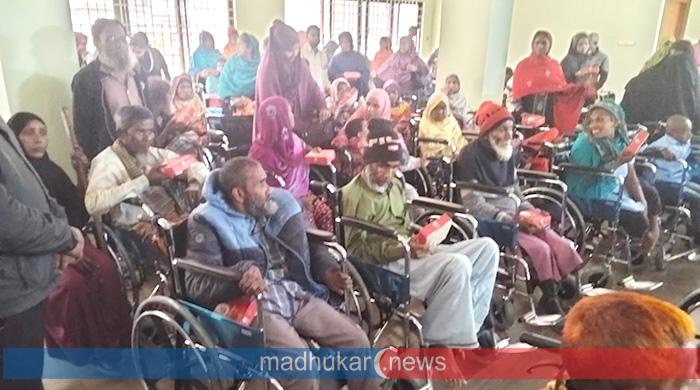 নাহিদ ফাউন্ডেশনের উদ্যোগে হুইল চেয়ার বিতরণ