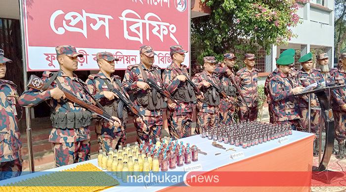 ফুলবাড়ীর সীমান্তে দুইটি বিদেশি ওয়ান শুটার গান ও মাদক উদ্ধার 