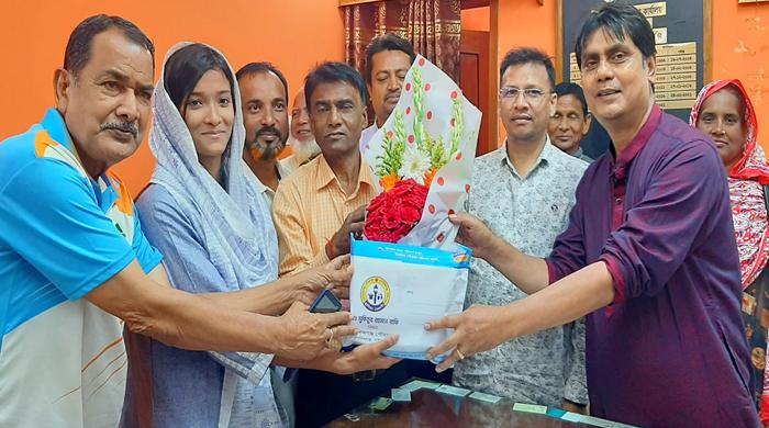 জাতীয় পর্যায়ে দ্বিতীয় স্থান করায় গোবিন্দগঞ্জ পৌর সভার উদ্যোগে নওরিন তাসনিমকে সংবর্ধণা প্রদান