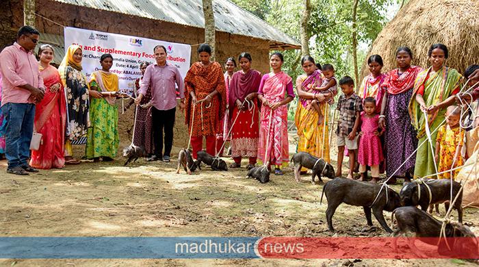 গোবিন্দগঞ্জে দরিদ্র সাঁওতালদের জীবনমান উন্নয়নে শুকর বিতরণ