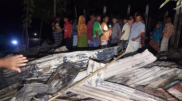 গোবিন্দগঞ্জে আগুনে পুড়ল ৪ পরিবারের ৭টি ঘর গোবিন্দগঞ্জে আগুনে পুড়ল ৪ পরিবারের ৭টি ঘর