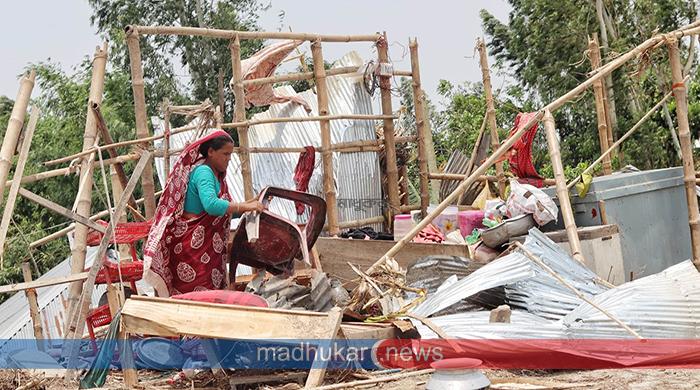 ফুলছড়িতে ঝড়ে লন্ডভন্ড ২১টি পরিবারের বাড়িঘর 