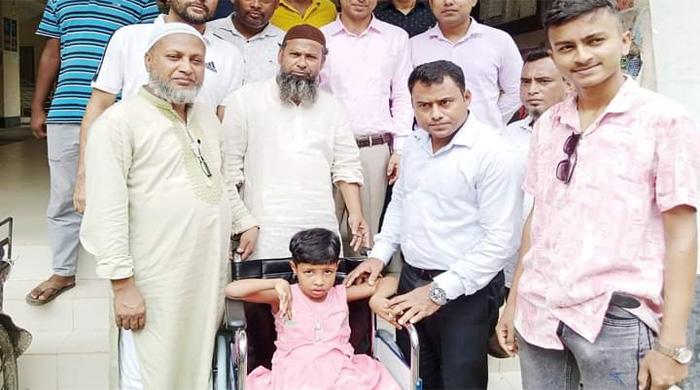 সাঘাটায় প্রতিবন্ধীদের মাঝে হুইল চেয়ার বিতরণ 