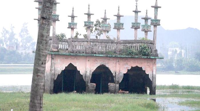 বড়পুকুরিয়া কয়লা খনির কারণে পানির মাঝে ধ্বংসপ্রায় মসজিদ বড়পুকুরিয়া কয়লা খনির কারণে পানির মাঝে ধ্বংসপ্রায় মসজিদ 