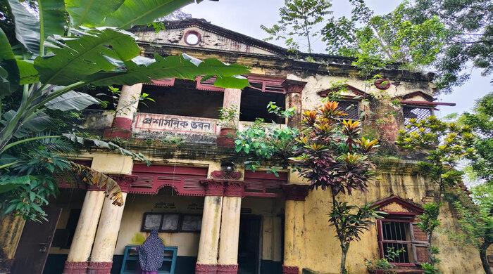 ঝুঁকিপূর্ণ ও পরিত্যক্ত ভবনেই চলছে ল কলেজ কিন্ডার গার্টেনের ক্লাস