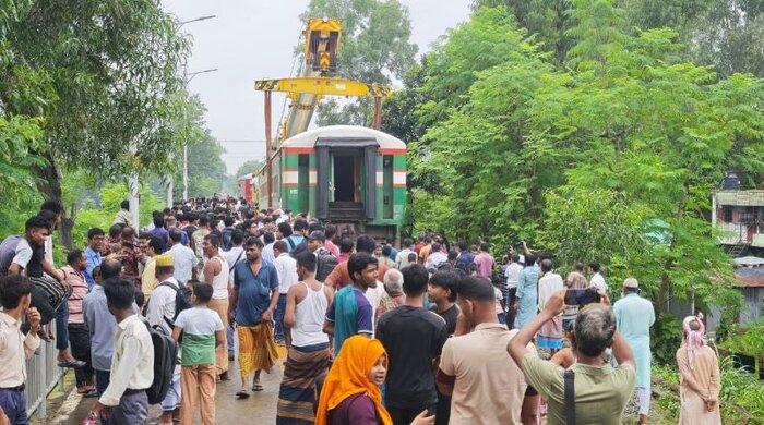 সিরাজগঞ্জে সিল্কসিটি এক্সপ্রেস লাইনচ্যুত, আড়াই ঘণ্টা পর শুরু উদ্ধারকাজ