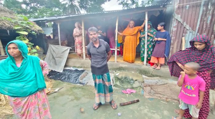 আত্রাইয়ে বসতঘর ভাংচুর করে টাকা-স্বর্নালংকার লুটের অভিযোগ আত্রাইয়ে বসতঘর ভাংচুর করে টাকা-স্বর্নালংকার লুটের অভিযোগ