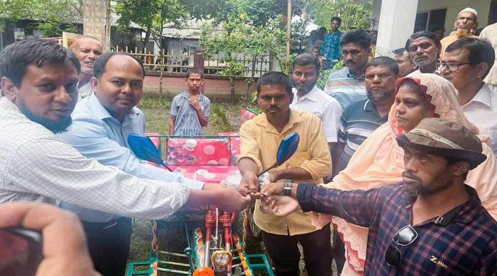 ফুলছড়িতে প্রতিবন্ধী শিক্ষার্থীরা পেল স্কুল ভ্যান উপহার
