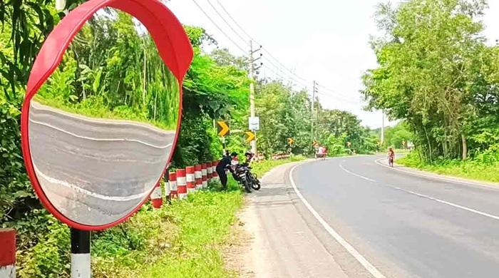 মহাসড়কে দুর্ঘটনা কমাতে ঝুঁকিপূর্ণ বাঁকে মেটালিক আয়না