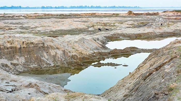 গভীর গর্ত করে বালু উত্তোলন: ঝুঁকিতে তিস্তা বাঁধ
