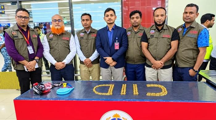 শাহজালালে ১৬ কোটি টাকার স্বর্ণসহ বিমানের দুই কর্মী আটক