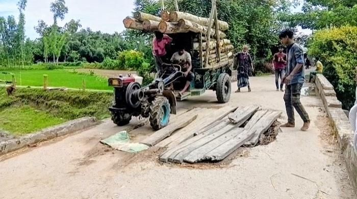 পলাশবাড়ী-সাঘাটা সংযোগ ব্রিজে দুর্ভোগ, ঝুঁকি নিয়ে চলছে যানবাহন