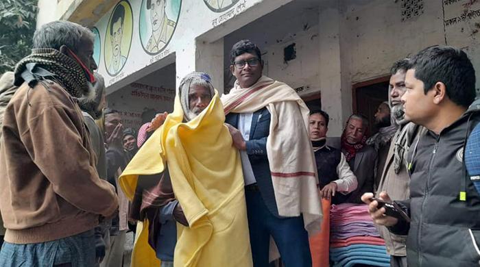 অটো শ্রমিকদের মাঝে শীতবস্ত্র বিতরণ