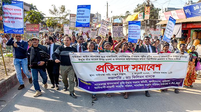 সাঁওতাল নারীকে মারধর ও বাড়িতে আগুন দেওয়ার প্রতিবাদে গাইবান্ধায় বিক্ষোভ