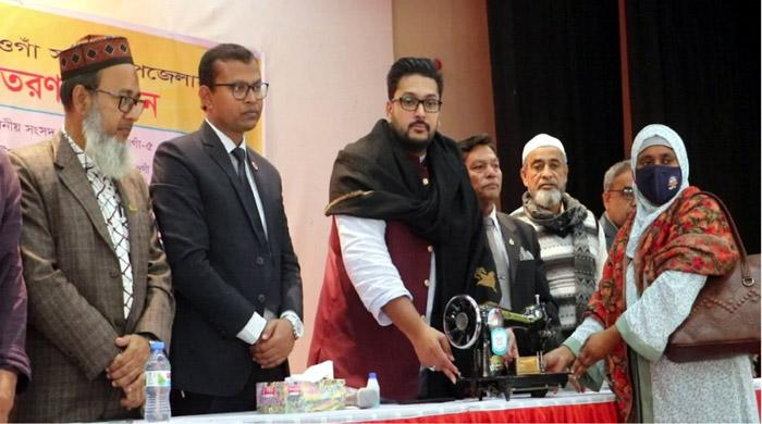 নওগাঁয় সেলাই মেশিন-হুইলচেয়ার বিতরণ