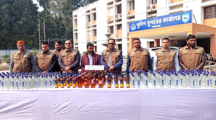 গাইবান্ধায় ২৯৩ বোতল বিদেশি মদসহ মাদক ব্যবসায়ী গ্রেফতার