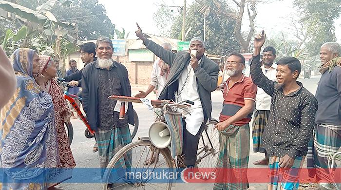 গাইবান্ধা-৩ আসনে স্বতন্ত্র এমপি প্রার্থী আজিজার রহমান বাইসাইকেলে মাইক বেঁধে চালাচ্ছেন প্রচারণা 