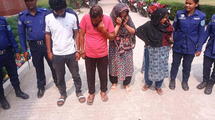  দিনাজপুরে জ্বীনের বেগম পরিচয় দিয়ে ৩ কোটি টাকা হাতিয়ে নেয়া ৪ প্রতারক গ্রেফতার