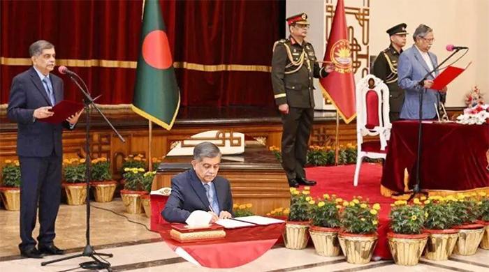 উপদেষ্টা হিসেবে শপথ নিলেন সি আর আবরার