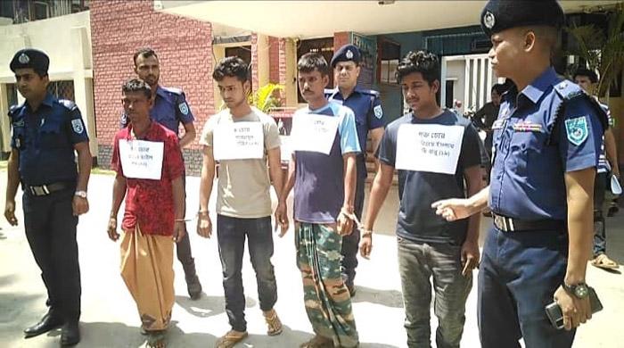 গাইবান্ধায় রেজিস্ট্রেশন বিহীন ট্রাকসহ গরু চোর চক্রের ৪ জন গ্রেফতার