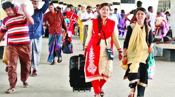 ঈদের ছুটি কাটিয়ে স্বস্তিতে কর্মস্থলে ফিরছে মানুষ