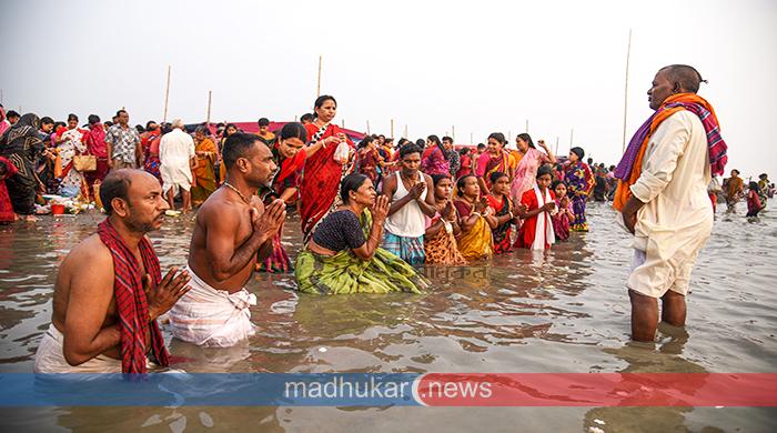 অষ্টমী স্নানে ব্রহ্মপুত্র নদে পুণ্যার্থীদের ঢল