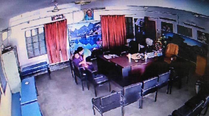 নওগাঁর বদলগাছীতে স্কুলের অফিসরুমে প্রধান শিক্ষক-সহকারি শিক্ষিকার আপত্তিকর কর্মকান্ড 