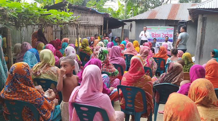 পলাশবাড়ীতে সরকারের উন্নয়ন কার্যক্রম অবহিতকরণ বিষয়ক উঠান বৈঠক