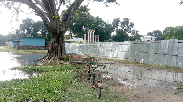 সুন্দরগঞ্জে সামান্য বৃষ্টিতেই স্কুল মাঠে জলাবদ্ধতা