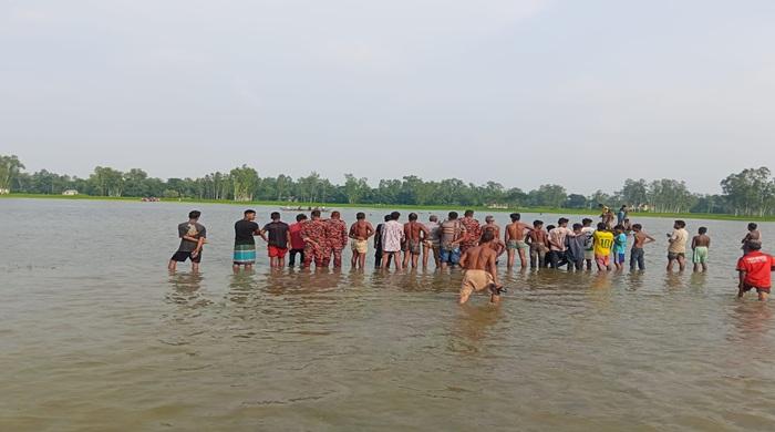 বিলে মাছ ধরতে গিয়ে পিতার মৃত্যু, ছেলেকে জীবিত উদ্ধার