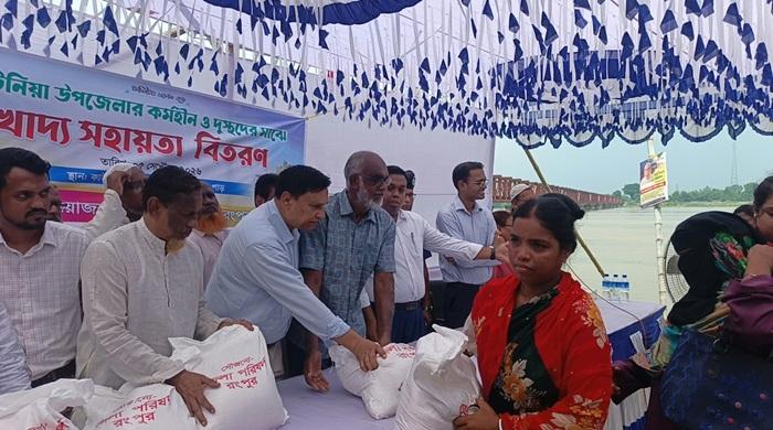 কাউনিয়ায় অসহায় মানুষের মাঝে জেলা পরিষদের ত্রাণ বিতরণ