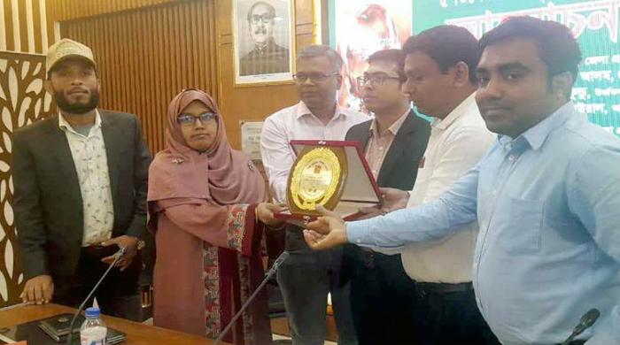 মাটির স্বাস্থ্য সুরক্ষায় পুরস্কার পেলেন পলাশবাড়ীর কৃষি কর্মকর্তা