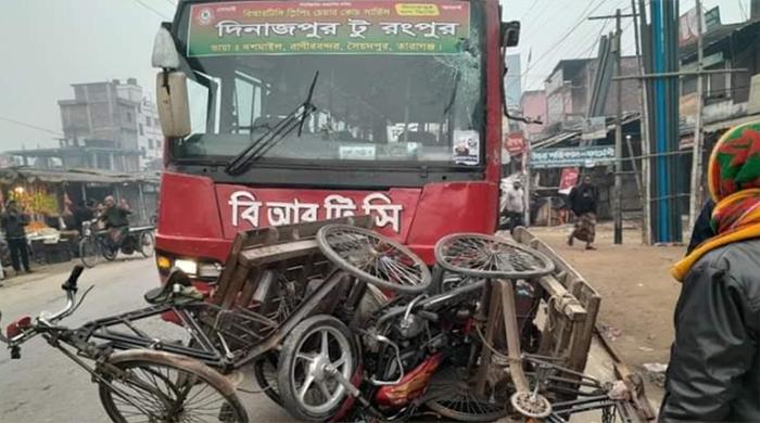দিনাজপুরে বিআরটিসি বাসের চাপায় প্রাণ গেল ৪ জনের দিনাজপুরে বিআরটিসি বাসের চাপায় প্রাণ গেল ৪ জনের