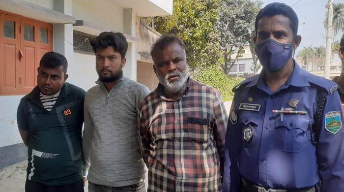 নওগাঁয় স্কুলে তথ্য নিতে গিয়ে হামলার শিকার সাংবাদিক ॥ গ্রেফতার ৩ ॥ মূলহোতা শিক্ষক হায়দার পলাতক
