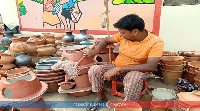 মাটির টানে বৈশাখ দিনাজপুরে হারিয়ে যেতে বসা মৃৎশিল্পের গল্প