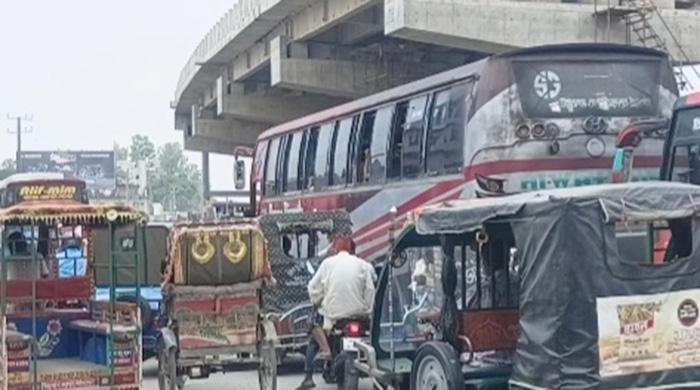 গোবিন্দগঞ্জে ভয়াবহ যানজট: শহর এলাকা পার হতে সময় লাগছে দুই-তিন ঘন্টা