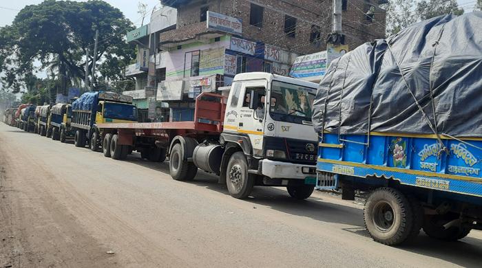 গোবিন্দগঞ্জে যানজট ও ধীরগতির দুর্ভোগে নারী শিশু