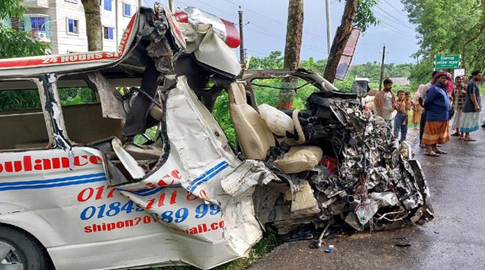 অ্যাম্বুলেন্স-লোবেটের সংঘর্ষে প্রাণ গেল চারজনের অ্যাম্বুলেন্স-লোবেটের সংঘর্ষে প্রাণ গেল চারজনের