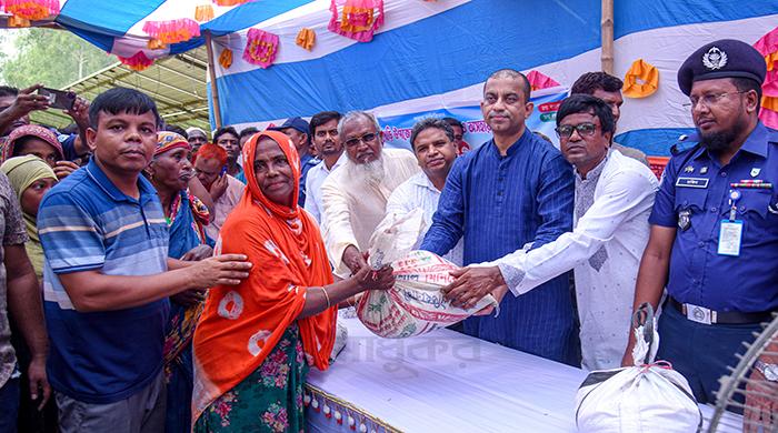 বন্যার্তদের পাশে দাঁড়ানোর জন্য সর্বাত্মক চেষ্টা করছি : সংসদ সদস্য রিপন