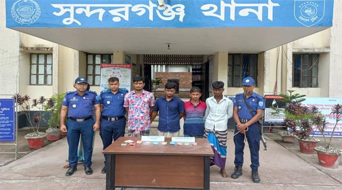 জুয়ার আসর থেকে চার জুয়াড়িকে গ্রেপ্তার করেছে পুলিশ জুয়ার আসর থেকে চার জুয়াড়িকে গ্রেপ্তার করেছে পুলিশ