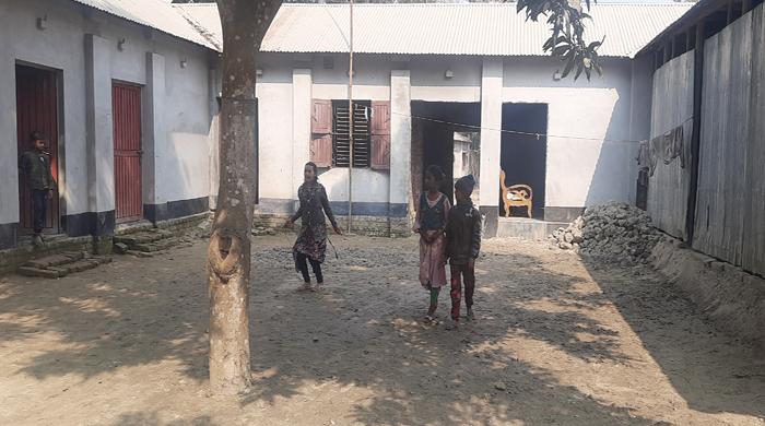 শিক্ষার্থী না থাকলেও গোবিন্দগঞ্জে একটি স্কুলের সরকারি বই উত্তোলন
