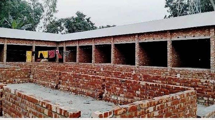 সরকারি পুকুর ভরাট করে ১৯টি পাকা স্থাপনা তৈরি 
