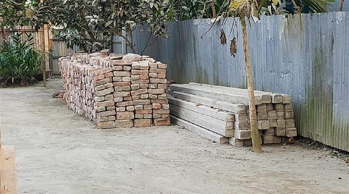 এবার ইউপি সদস্যের বিরুদ্ধে ইট আত্মসাতের অভিযোগ