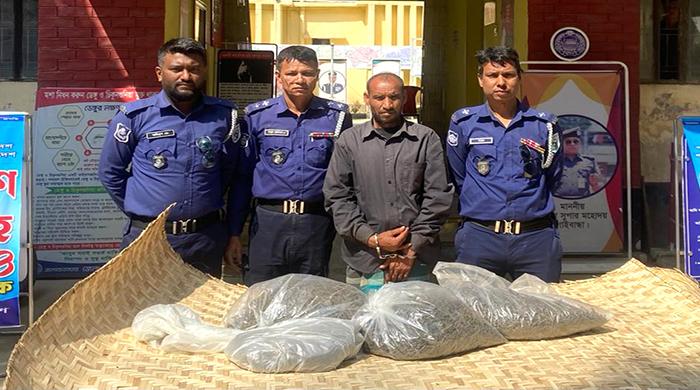 সাদুল্লাপুরে যাত্রীবাহী বাসে তল্লাশি, গাঁজাসহ আটক ১