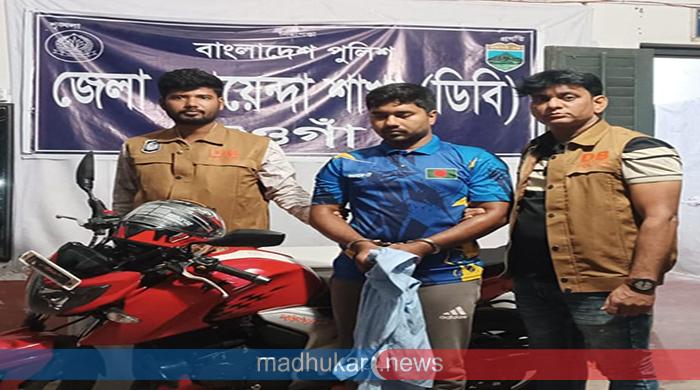 নওগাঁয় স্কুল ছাত্রীকে ইভটিজিংয়ের অভিযোগে যুবক আটক